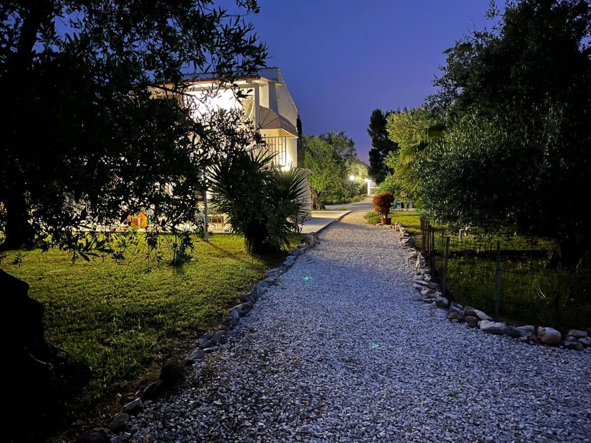 B&B Villa Mediterranee Con Parking Space Trani Eksteriør bilde