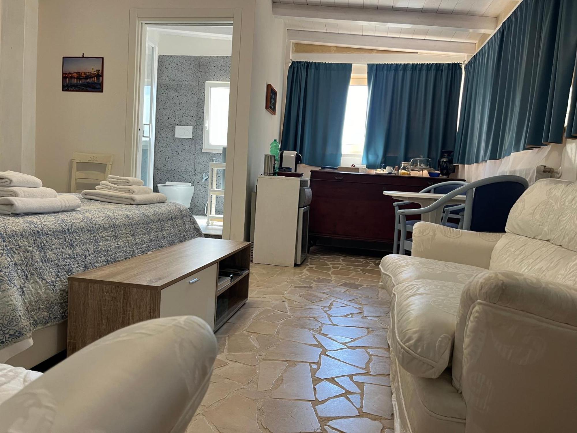B&B Villa Mediterranee Con Parking Space Trani Eksteriør bilde